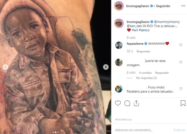 Bruno Gagliasso faz tatuagem do rosto do filho Bless