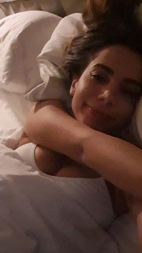 Anitta posa de lingerie na cama e esquenta o clima na web
