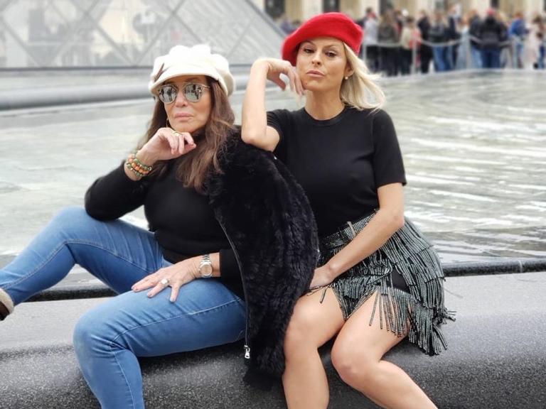 Em Paris, Susana Vieira posa ao lado de sua nora