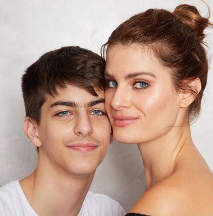 Isabeli Fontana e o filho Lucas, de 13 anos. 