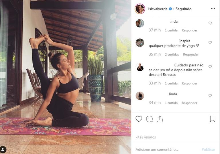 Isis Valverde fazendo Yoga