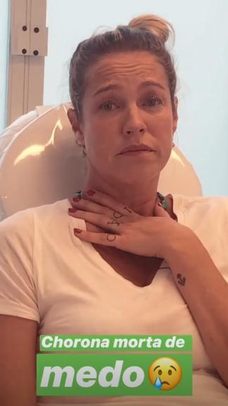 Luana Piovani chorando pelo procedimento no joelho