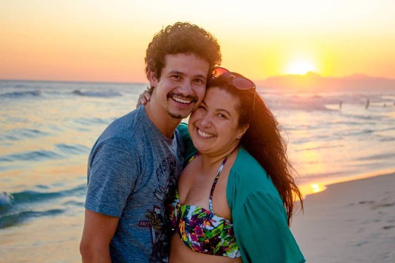 Mariana Xavier e Diego Braga posam juntos na praia