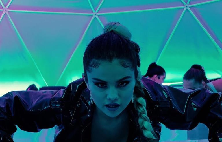 Selena Gomez libera clipe futurístico para nova música