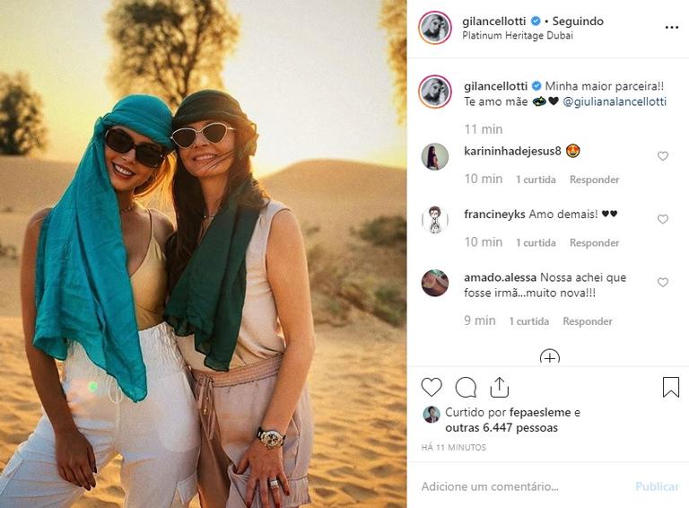 Giovanna Lancellotti posa ao lado da mãe em deserto de Dubai