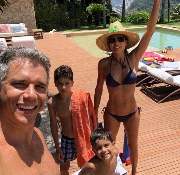 Marcio Garcia aproveita dia de sol com a família