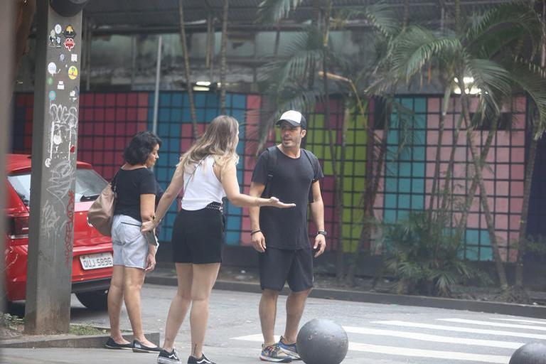 Thiago Rodrigues protagoniza barraco com namorada no meio da rua