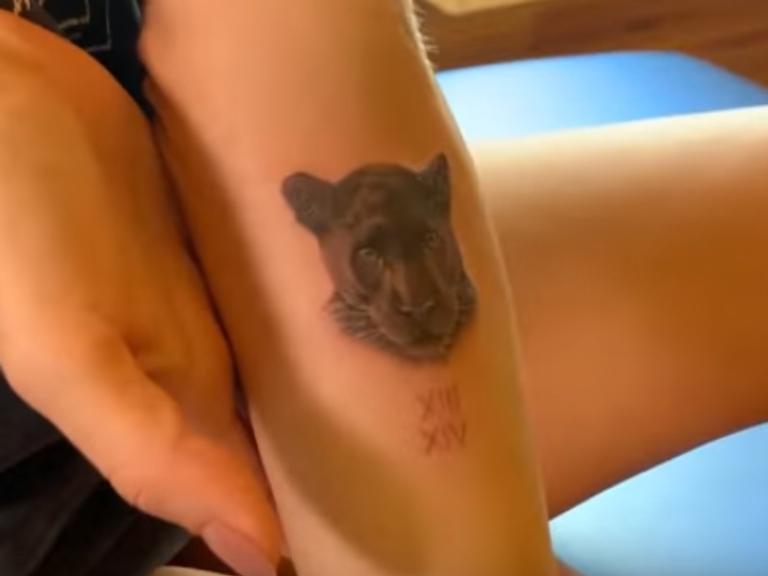 Giovanna Ewbank emociona ao tatuar uma pantera negra em homenagem aos filhos 