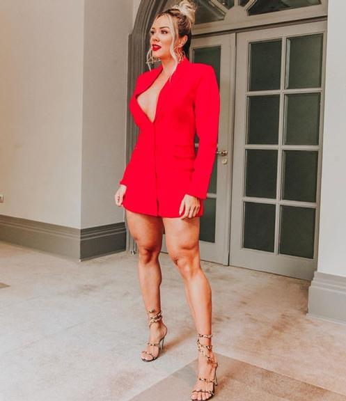 Juju Salimeni exibe curvas perfeitas em vestido vermelho
