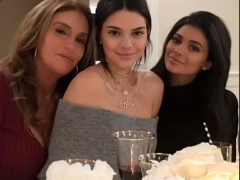 Kylie Jenner presta homenagem no aniversário de Caitlyn