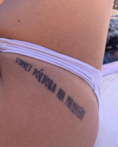 Yasmin Gomlevsky exibe tatuagem inusitada em clique de biquíni