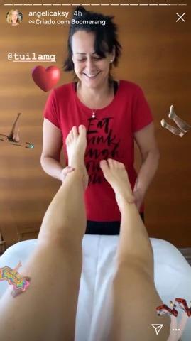 Angélica fazendo massagem
