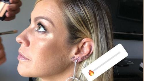 Luana Piovani exibe nova tatuagem na orelha