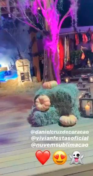 Anitta mostra festa de Dia das Bruxas