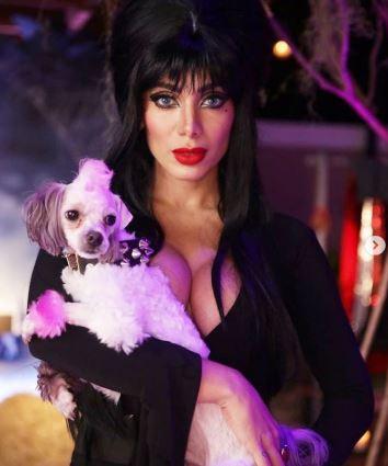 Anitta fantasiada de Elvira 