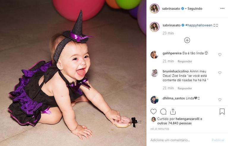 Sabrina Sato compartilha clique de Zoe vestida de bruxinha