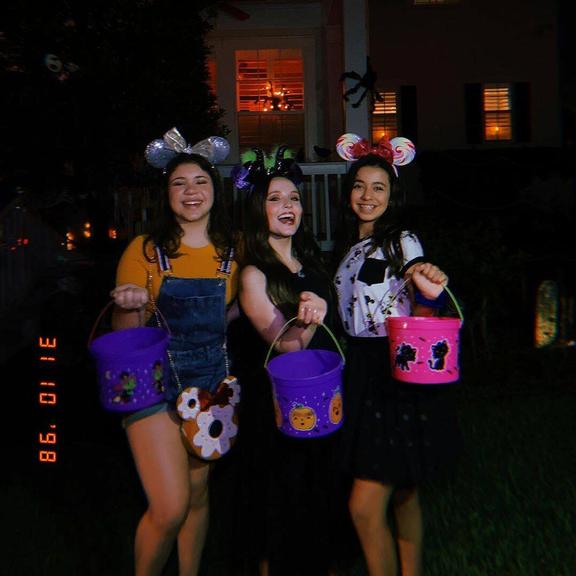 Larissa Manoela comemora primeiro Halloween na Disney
