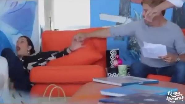 Narcisa cai do sofá durante entrevista