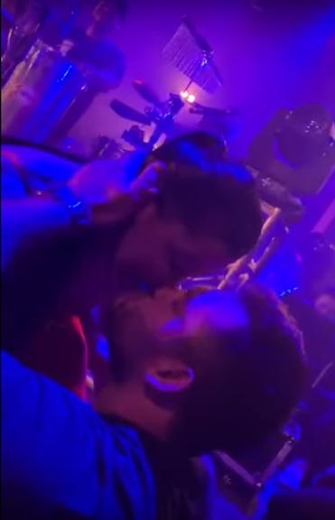 Maraisa beija fã durante show em Cuiabá