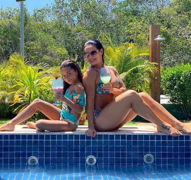 Scheila Carvalho posa com a filha na piscina