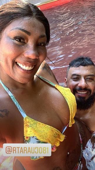 Silvana Oliveira, mãe de Ludmilla, curtindo domingo com o namorado