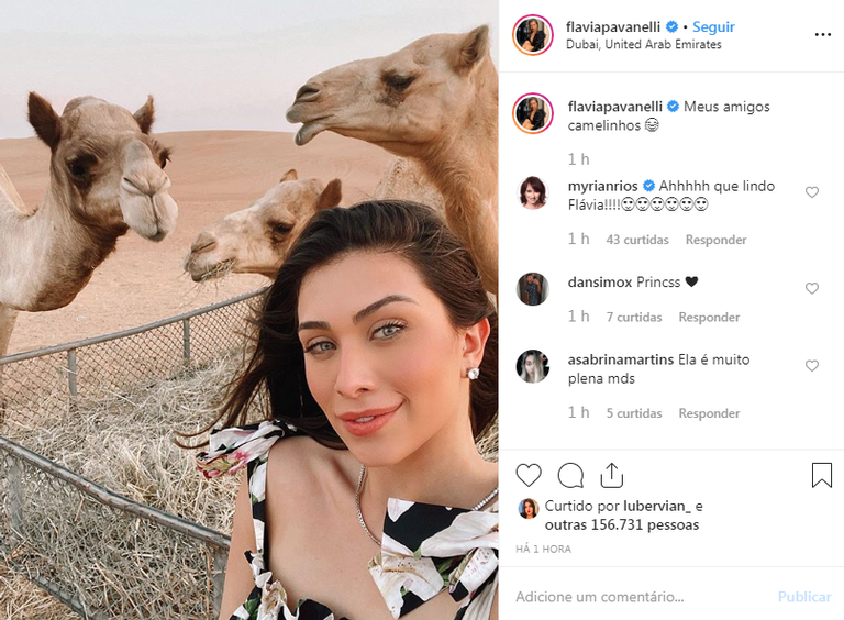 Flavia Pavanelli curte viagem aos Emirados Árabes 