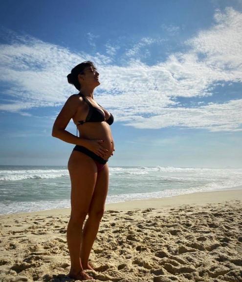 Giselle Itié exibe o barrigão em clique só de biquíni na praia