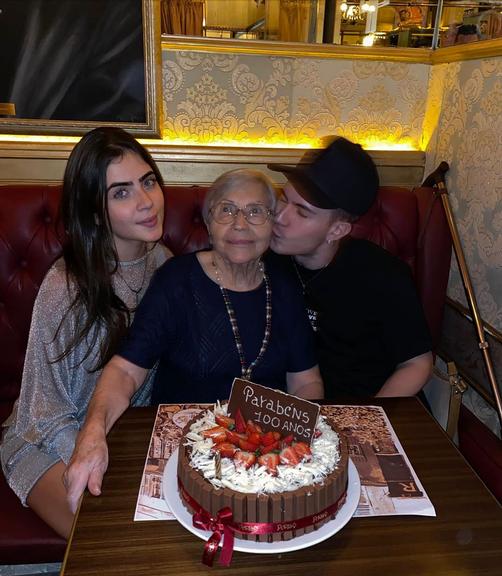 Leo Picon e Jade Picon comemoram aniversário da avó