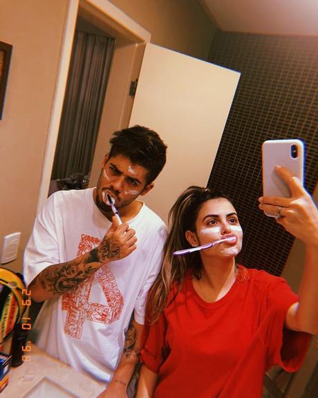 Zé Felipe e a namorada, Isabella Arantes, escovando os dentes