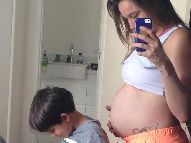 Fernanda Gentil posta clique relembrando gravidez