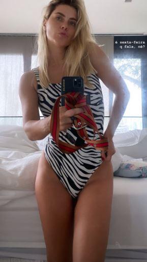 Carolina Dieckmann posa de maiô com estampa de zebra