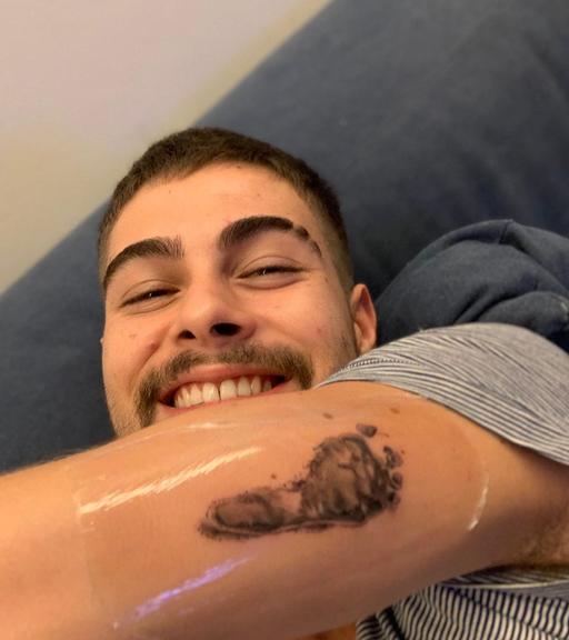 Rafael Vitti faz primeira tatuagem em homenagem a filha