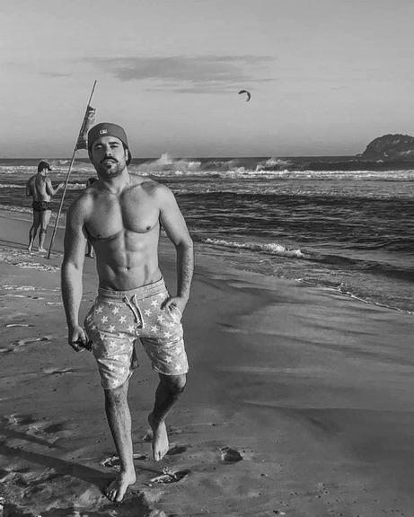 Pedro Carvalho sem camisa em praia do Rio
