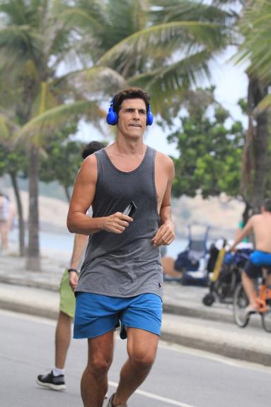 Reynaldo Gianecchini correndo na orla de Ipanema