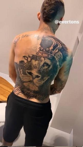 Tatuagem de leão nas costas de Everton Cebolinha