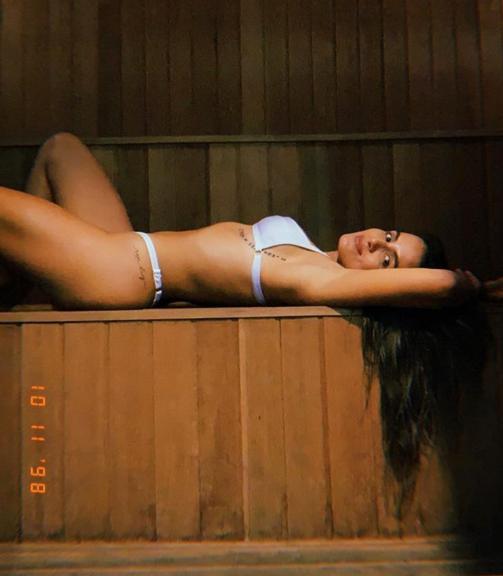 Carol Peixinho de biquíni na sauna
