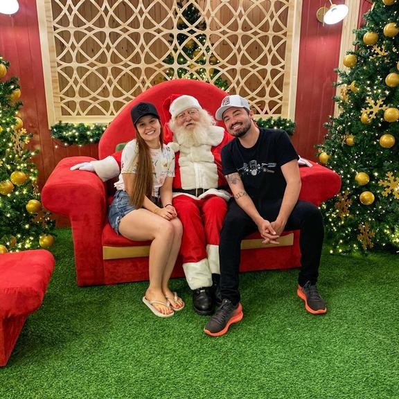 Maira e Fernando posam com o Papai Noel