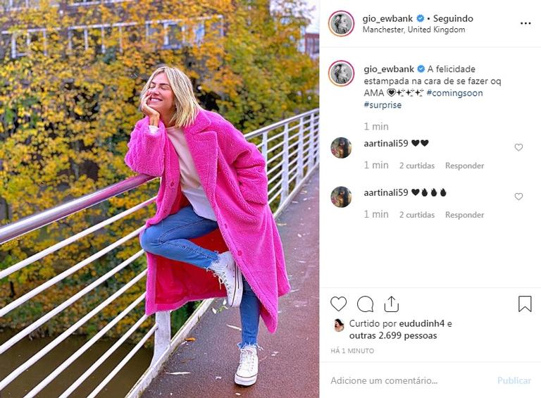 Giovanna Ewbank arranca suspiros ao usar casacão rosa choque