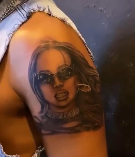 MC Andinho tatua rosto de Anitta