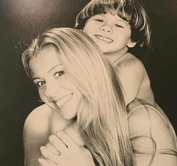 Zé Felipe em clique antigo com a mãe Poliana Rocha