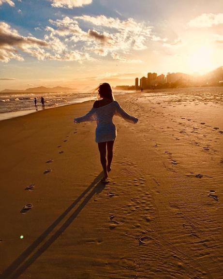 Bruna Griphao encanta fãs com foto na praia