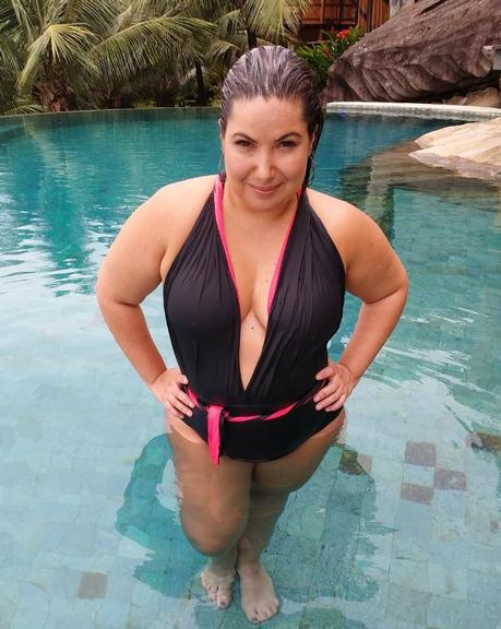 Mariana Xavier exibe decote profundo na piscina