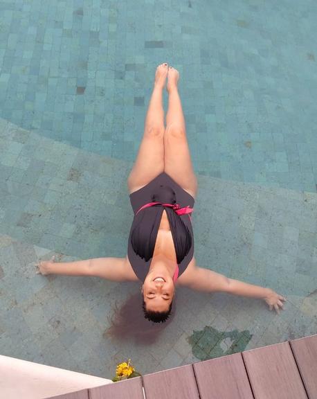 Mariana Xavier exibe decote profundo na piscina