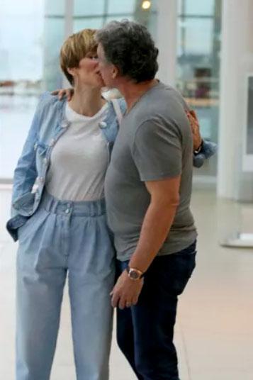 Ana Furtado e Boninho surgem em clima de romance no shopping