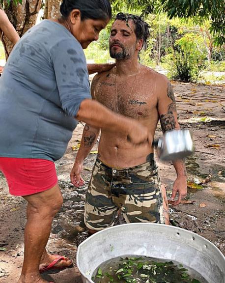 Na Amazônia, Bruno Gagliasso surge em ritual indígena: ''Uma nova vida''