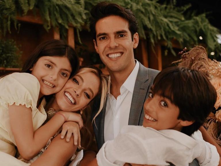 Em contagem regressiva para o casamento, Kaká posta clique com a família