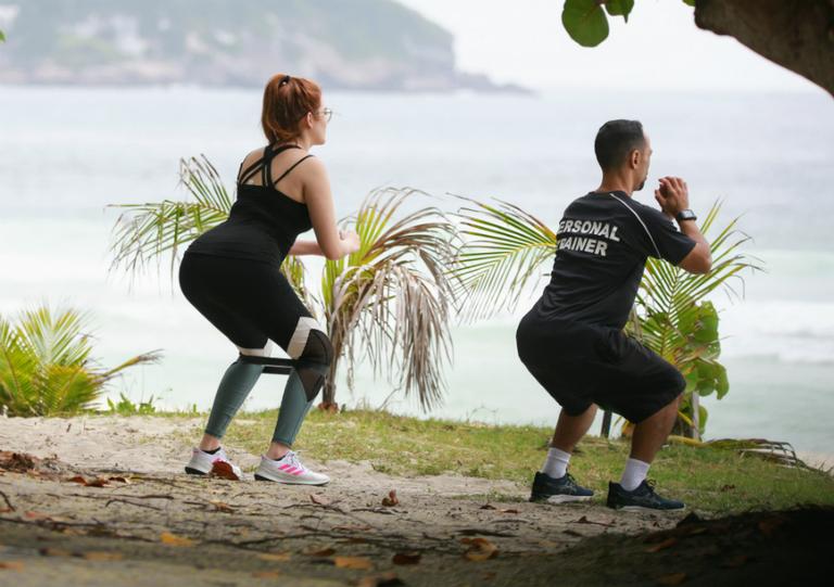 Ex BBB Ana Clara faz exercícios na orla da praia da Barra da Tijuca