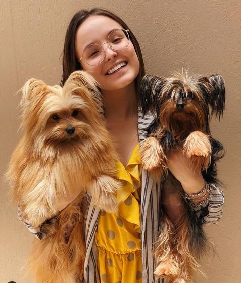 Larissa Manoela com seus cachorros 