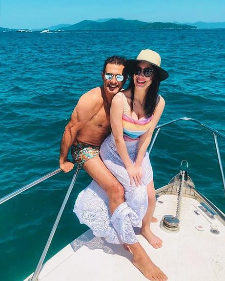 Marcos Pasquim com a namorada em passeio de barco