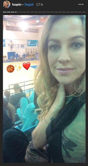 Luana Piovani assiste o namorado em jogo de basquete